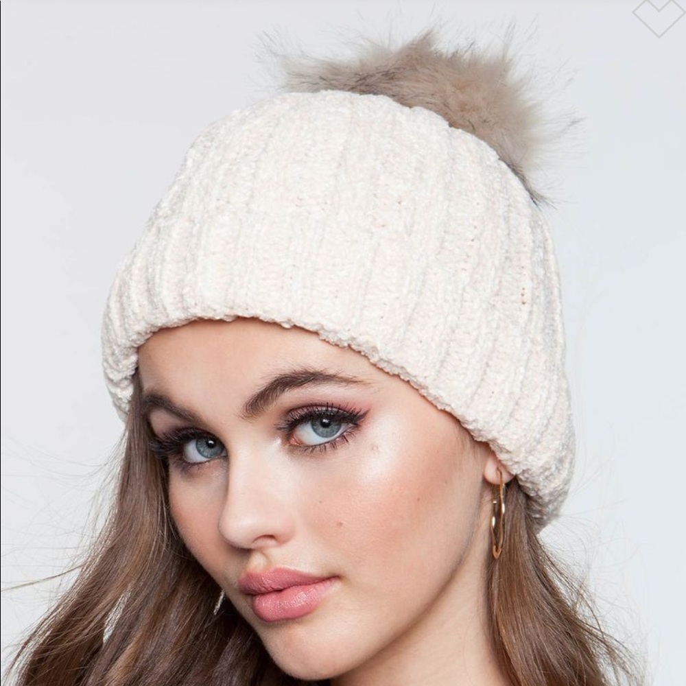 NWOT 🔥 Fur Pom Beanie
